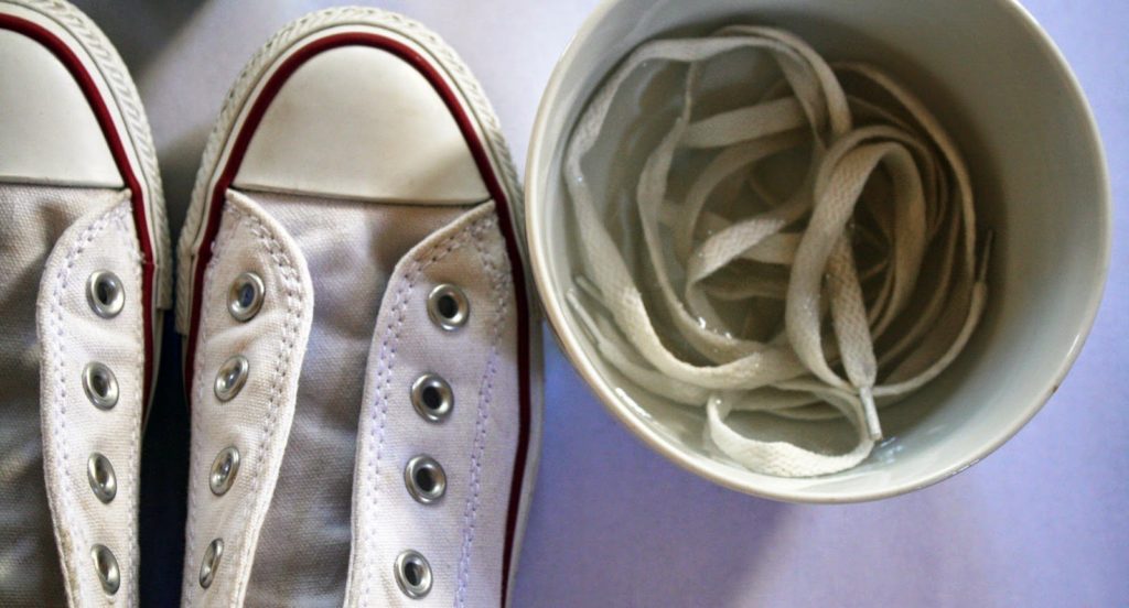 Как очистить стельки и шнурки