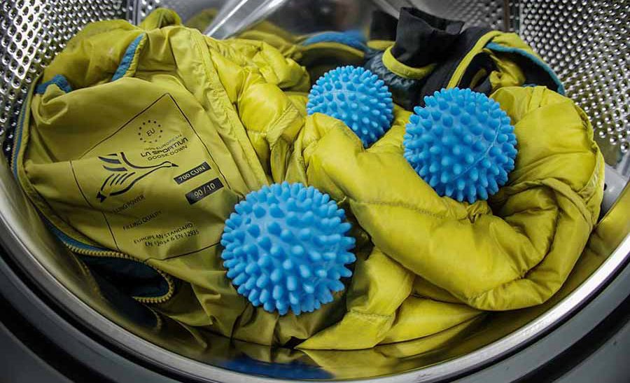 Как постирать пуховик в стиральной машине с мячиками