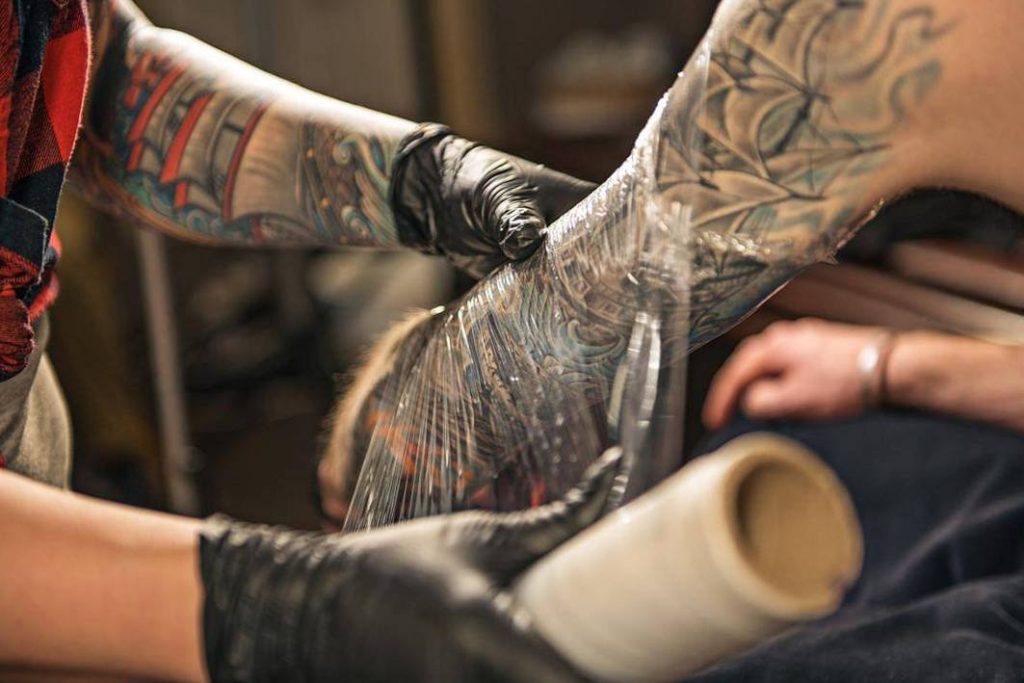 Как ухаживать за татуировкой в первые дни