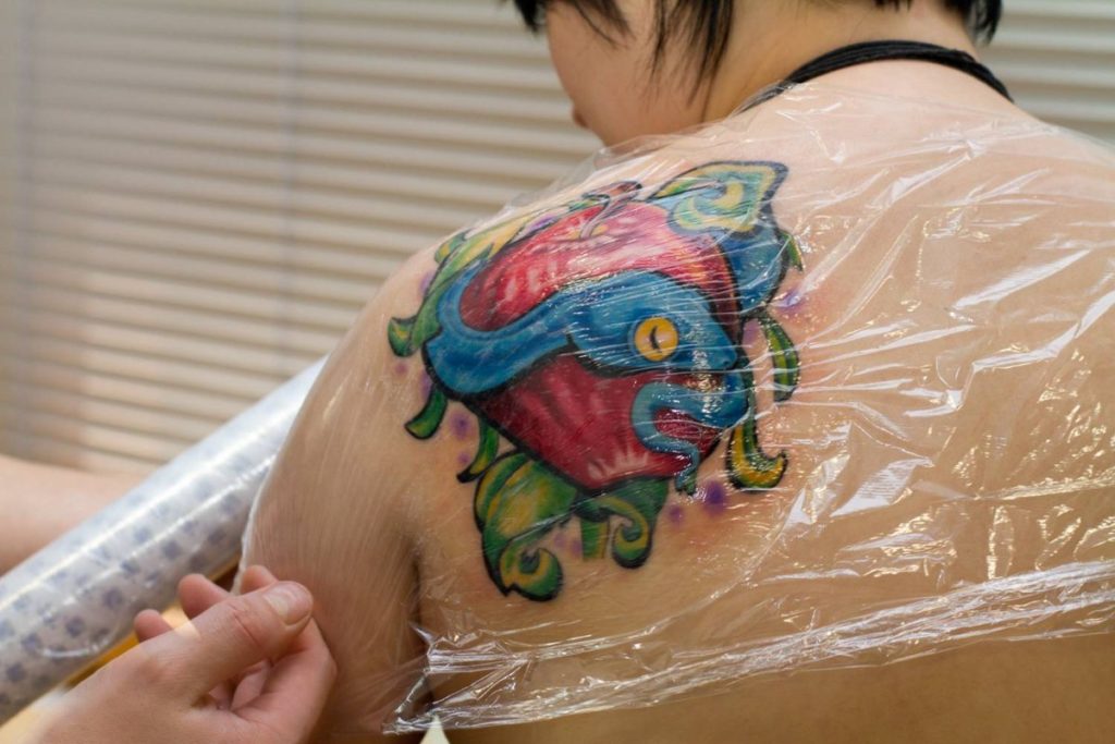 Что делать с татуировкой сразу после нанесения
