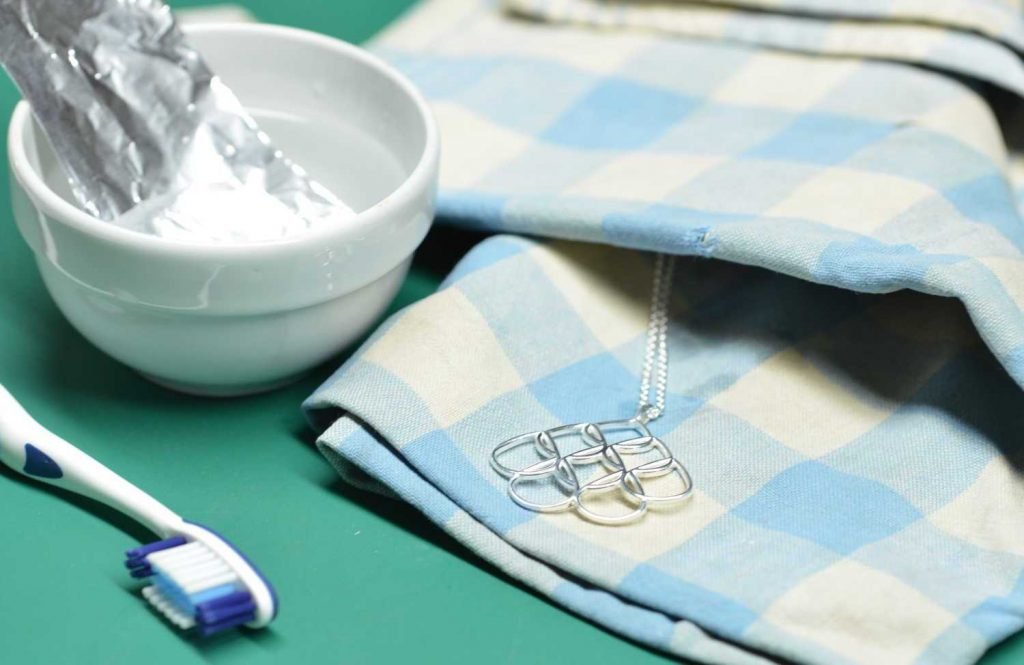 Чем можно почистить серебро в домашних условиях