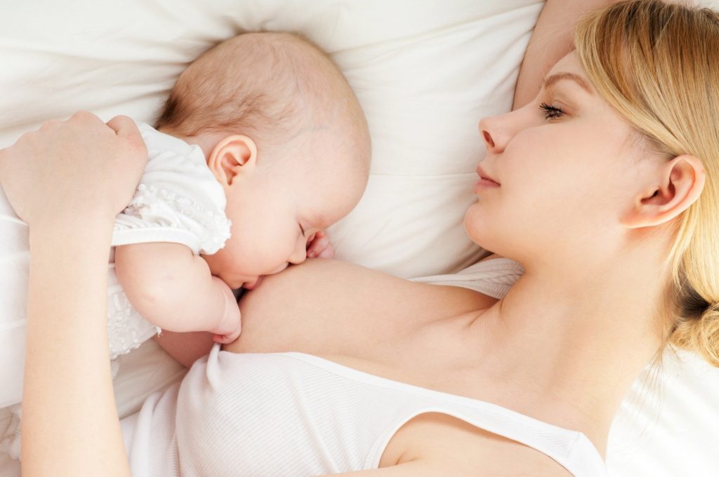 Как правильно кормить новорожденного грудным молоком