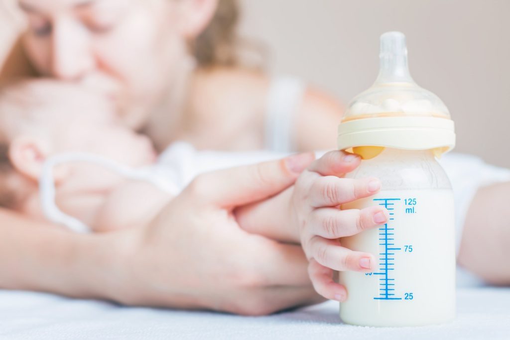 Как правильно кормить новорожденного смесью