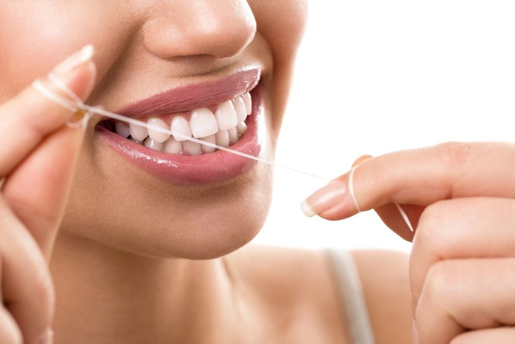 Как правильно чистить зубы зубной нитью