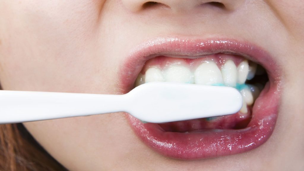 Как отбелить зубы перекисью водорода
