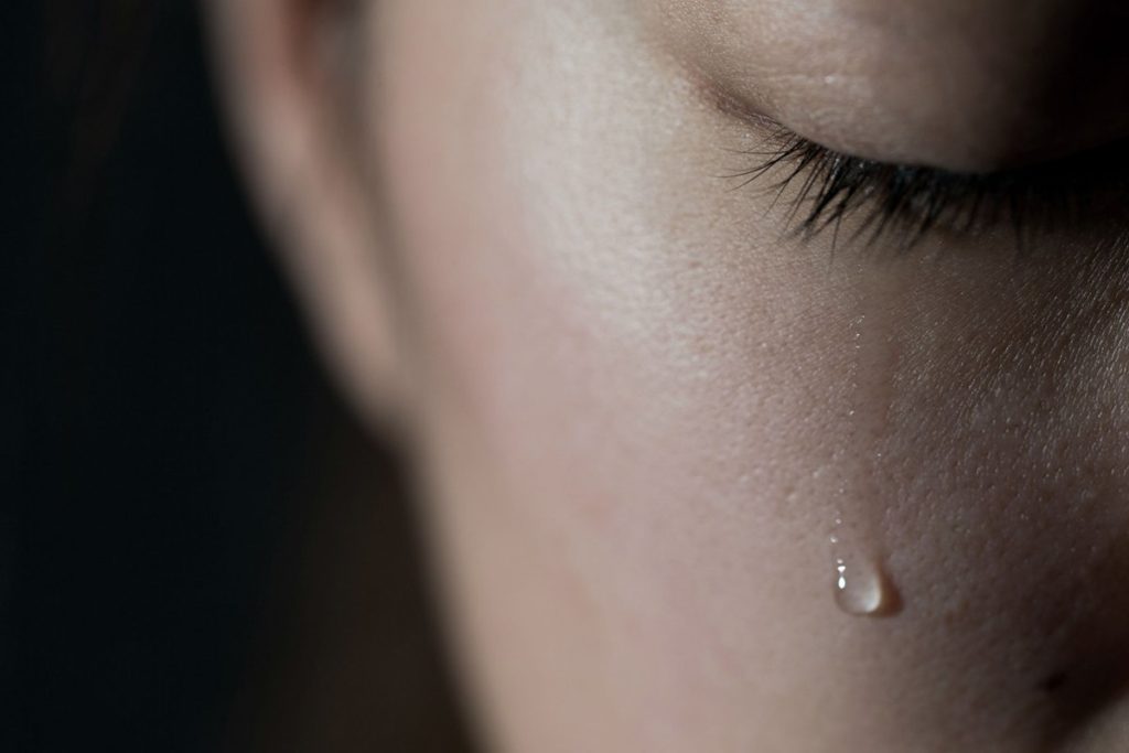 Почему вредно сдерживать слезы