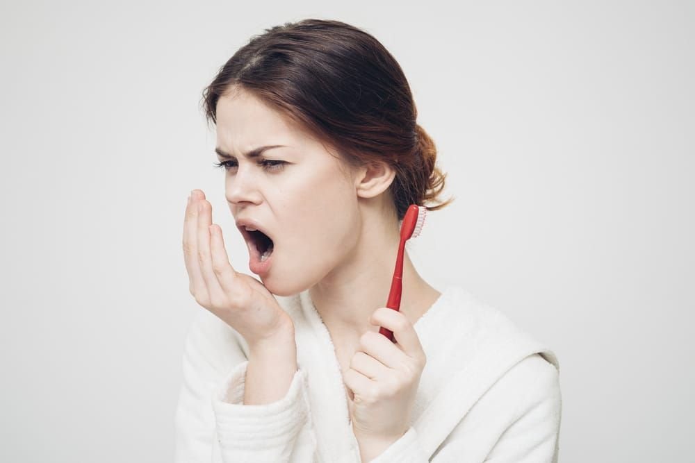 Как проверить свой запах изо рта